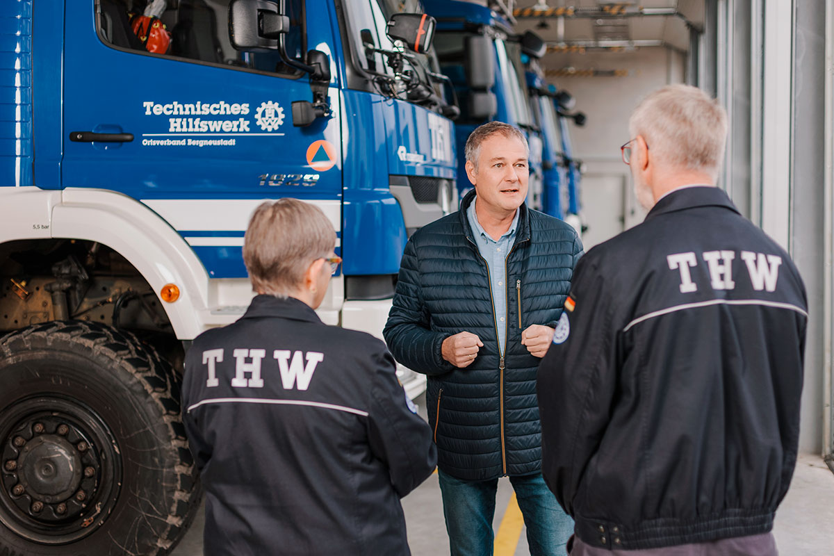 Carsten Brodesser im Gespräch mit der freiwilligen Feuerwehr für eine bessere Unterstützung des Ehrenamtes