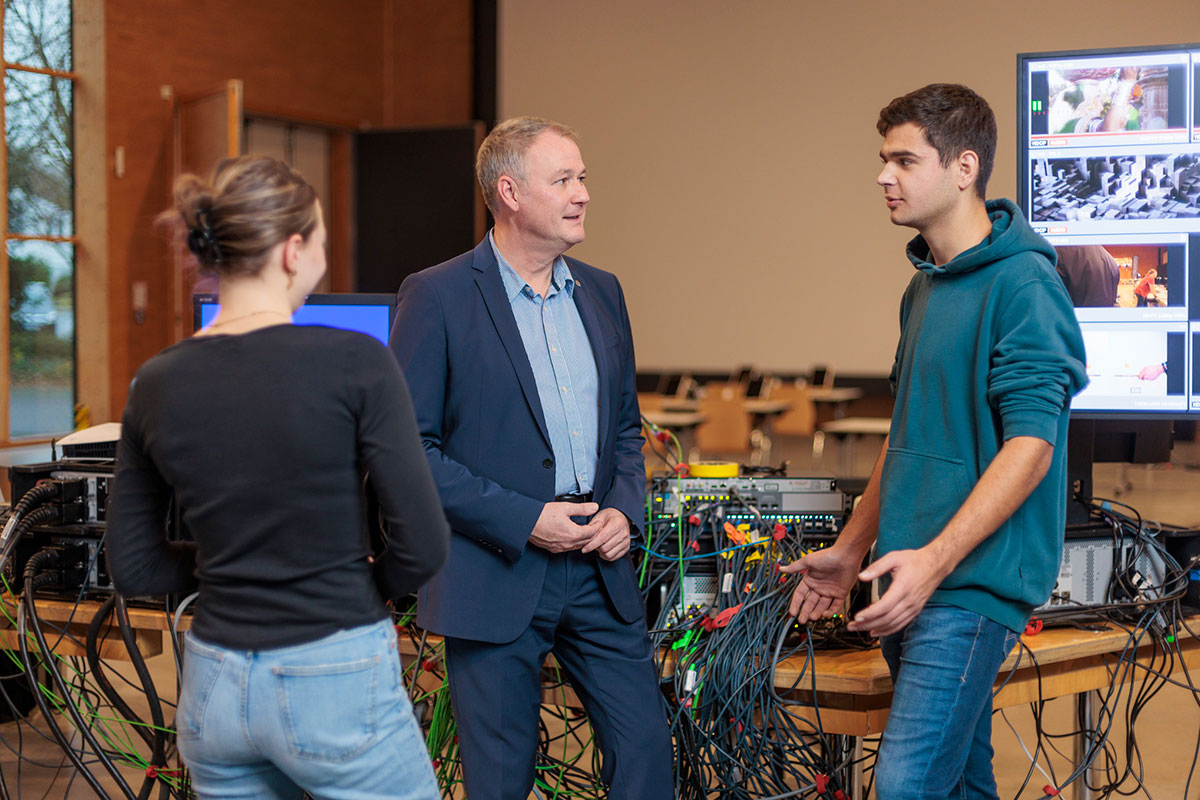 Junge zeigt seinem Großvater den Umgang mit dem Laptop