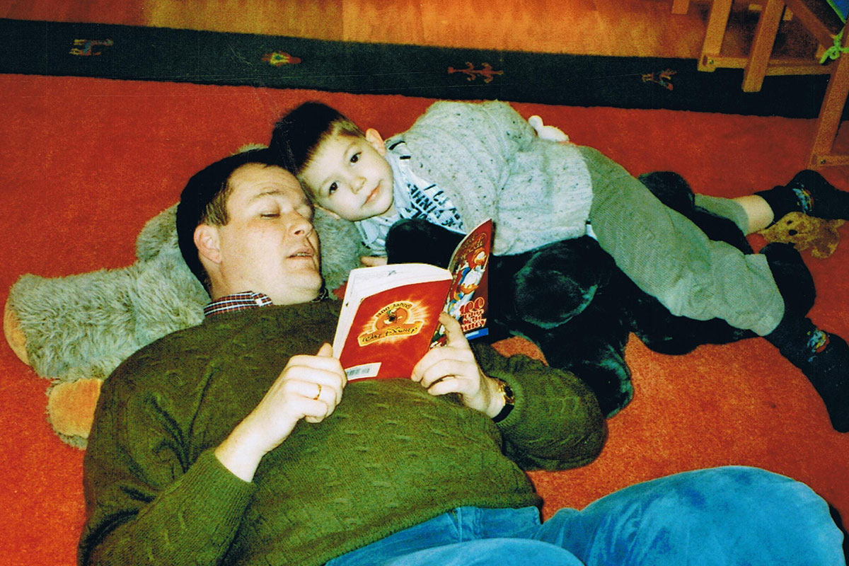 Carsten Brodesser liest seinem Sohn ein Buch vor