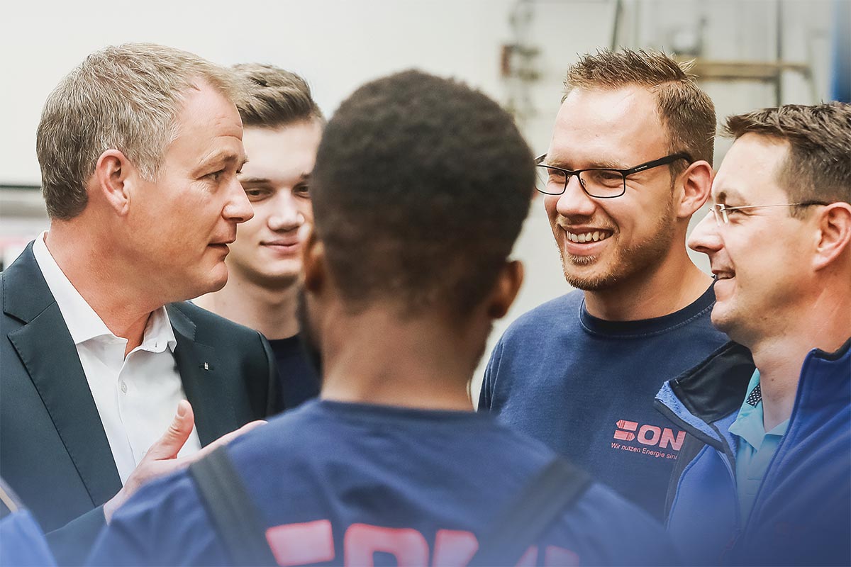 Förderung von Ausbildung und Fortbildung – wichtigste Grundlage für Arbeit und Einkommen – Carsten Brodesser im Gespräch mit Monteuren und Handwerkern