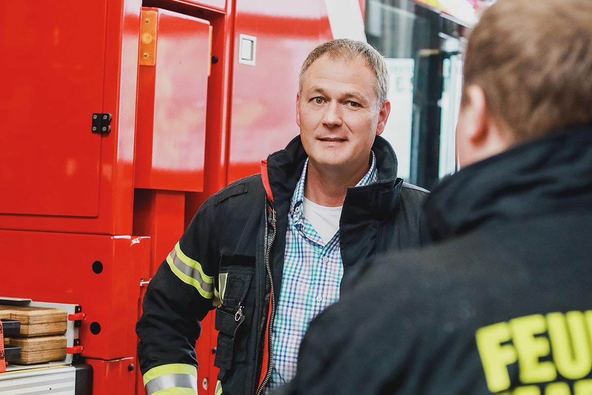 Carsten Brodesser im Gespräch mit der freiwilligen Feuerwehr für eine bessere Unterstützung des Ehrenamtes